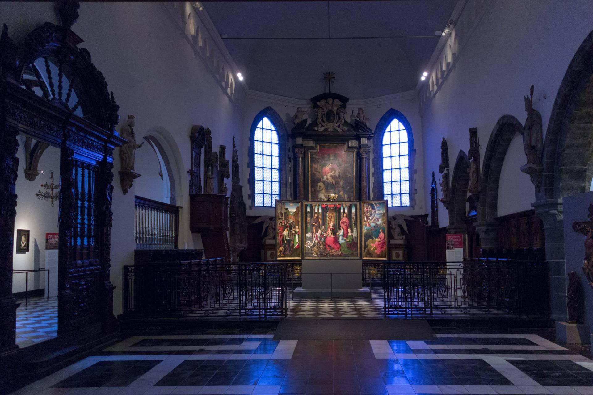 Hans MEMLING, “Triptyque de Jean-Baptiste et de Jean l'Évangéliste”, vue de l'espace d'exposition depuis l'entrée de l'église de l'hôpital Saint-Jean, Musée Hans Memling, Hôpital Saint-Jean, Bruges (Brugge) Hans MEMLING, “Triptyque de Jean-Baptiste et de Jean l'Évangéliste”, vue de l'espace d'exposition depuis l'entrée de l'église de l'hôpital Saint-Jean, Musée Hans Memling, Hôpital Saint-Jean, Bruges (Brugge)
