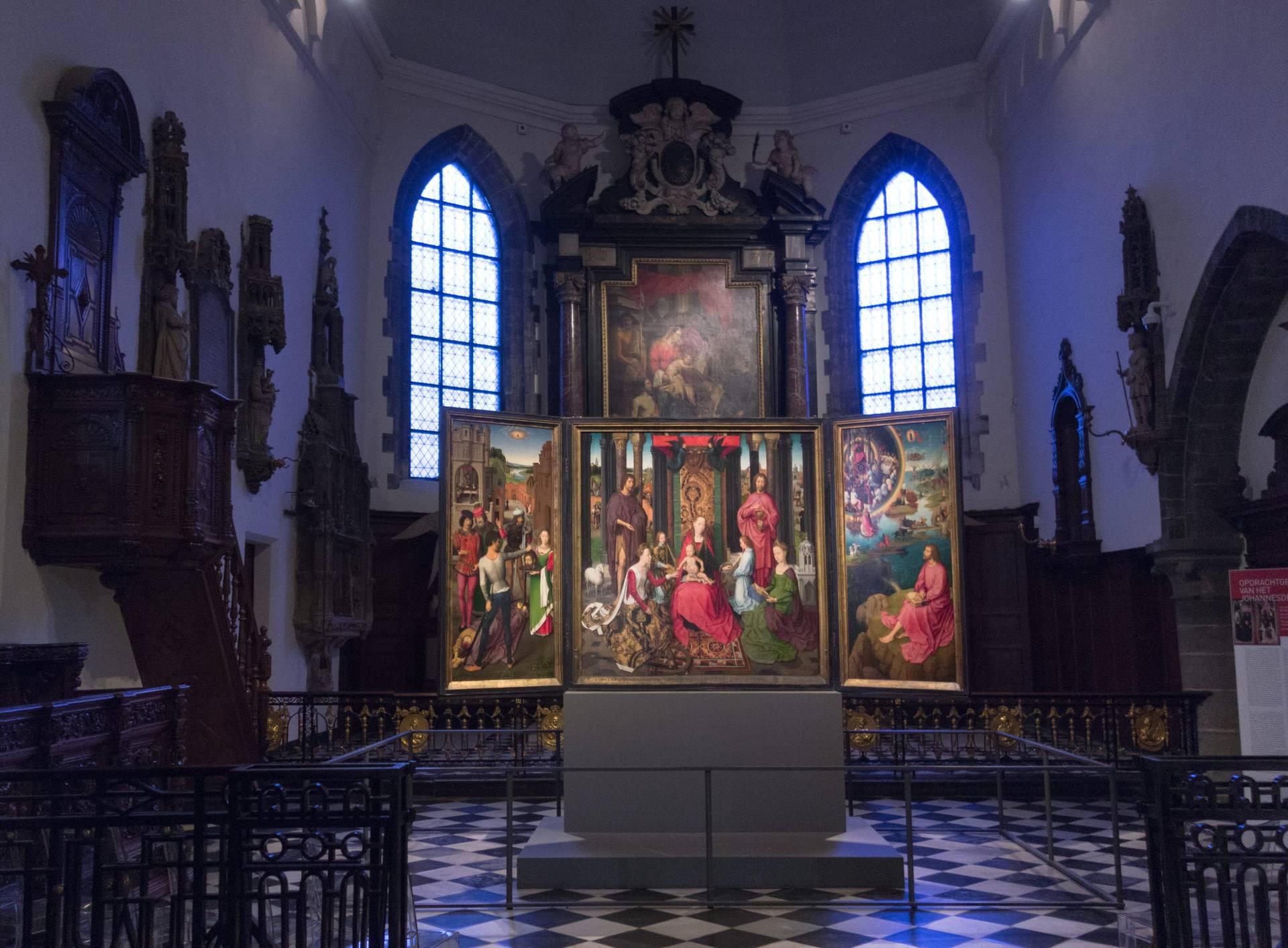 Hans MEMLING, “Triptyque de Jean-Baptiste et de Jean l'Évangéliste”, vue de l'espace d'exposition depuis l'entrée de l'église de l'hôpital Saint-Jean, Musée Hans Memling, Hôpital Saint-Jean, Bruges (Brugge) Hans MEMLING, “Triptyque de Jean-Baptiste et de Jean l'Évangéliste”, vue de l'espace d'exposition depuis l'entrée de l'église de l'hôpital Saint-Jean, Musée Hans Memling, Hôpital Saint-Jean, Bruges (Brugge)