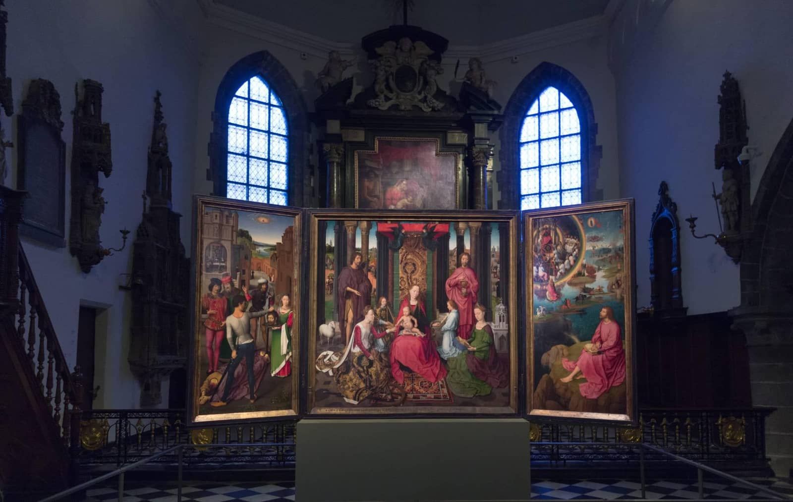 Hans MEMLING, “Triptyque de Jean-Baptiste et de Jean l'Évangéliste”, vue de l'espace d'exposition depuis l'entrée de l'église de l'hôpital Saint-Jean, Musée Hans Memling, Hôpital Saint-Jean, Bruges (Brugge)