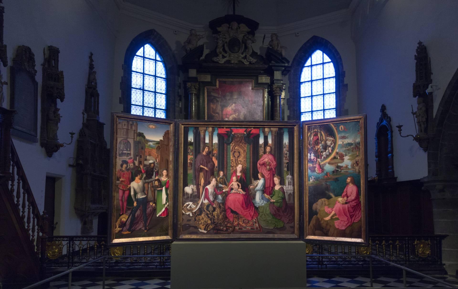 Hans MEMLING, “Triptyque de Jean-Baptiste et de Jean l'Évangéliste”, vue de l'espace d'exposition depuis l'entrée de l'église de l'hôpital Saint-Jean, Musée Hans Memling, Hôpital Saint-Jean, Bruges (Brugge) Hans MEMLING, “Triptyque de Jean-Baptiste et de Jean l'Évangéliste”, vue de l'espace d'exposition depuis l'entrée de l'église de l'hôpital Saint-Jean, Musée Hans Memling, Hôpital Saint-Jean, Bruges (Brugge)